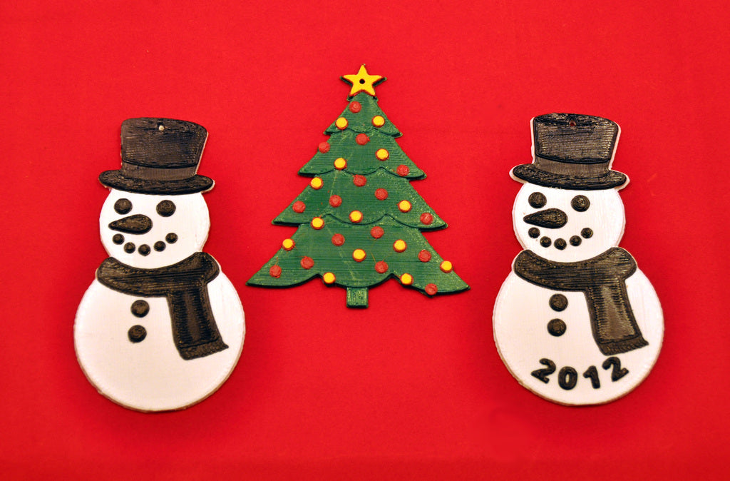 Sneeuwpop en kerstboomversieringen
