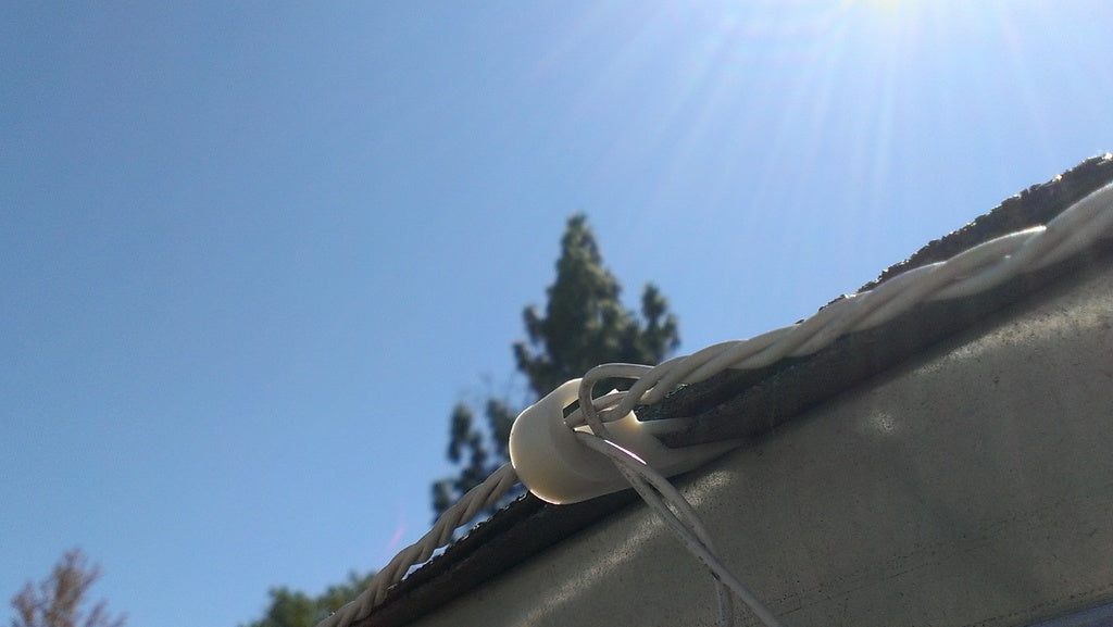 Crap&#39;s Claw Clip voor kerstverlichting buiten op daksteen