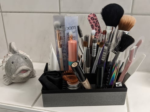Op maat gemaakte make-up organizer voor spiegelkast in de badkamer
