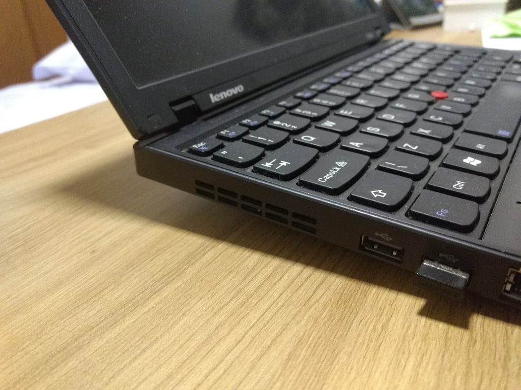 Dunne laptopstandaard voor verbeterde koeling