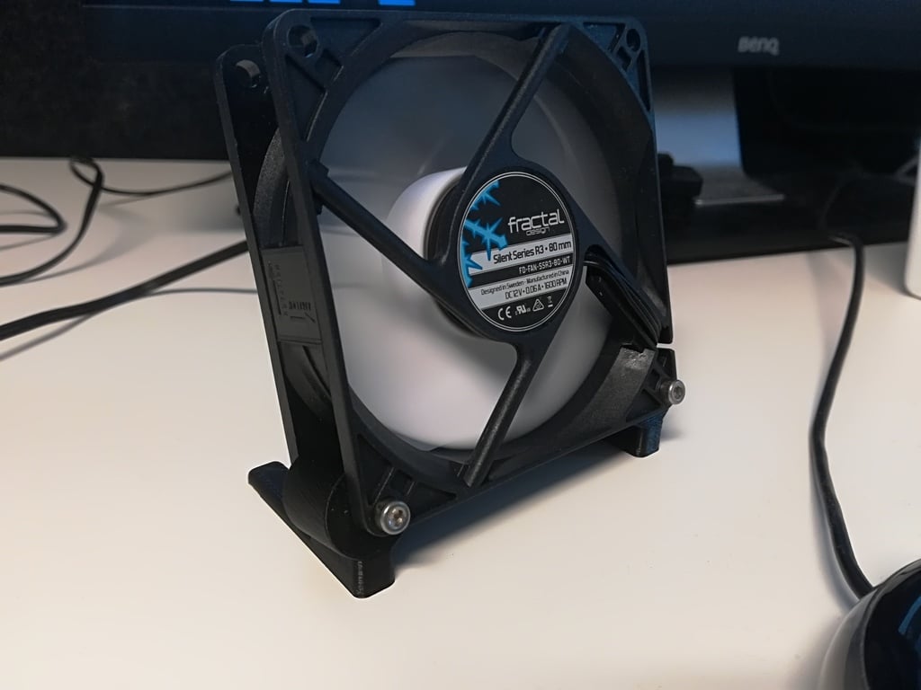Minimalistische ventilatorstandaard van 80 mm met een hellingshoek van 15 graden