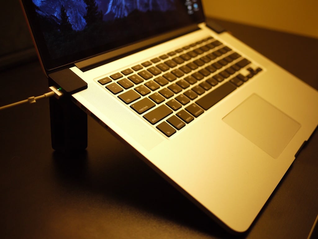Eenvoudige en lichte Macbook Pro Retina 15&quot; standaard met kabelaansluiting