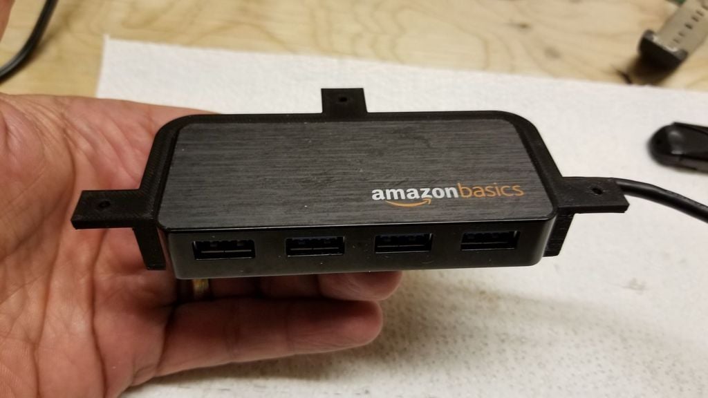 Montage onder het bureau voor AmazonBasics mini 4-poorts USB-hub