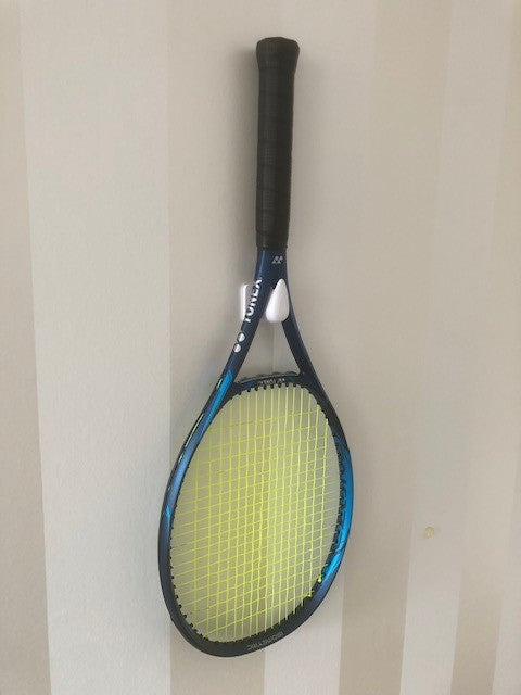 Eenvoudige wandhouder voor het tennisracket