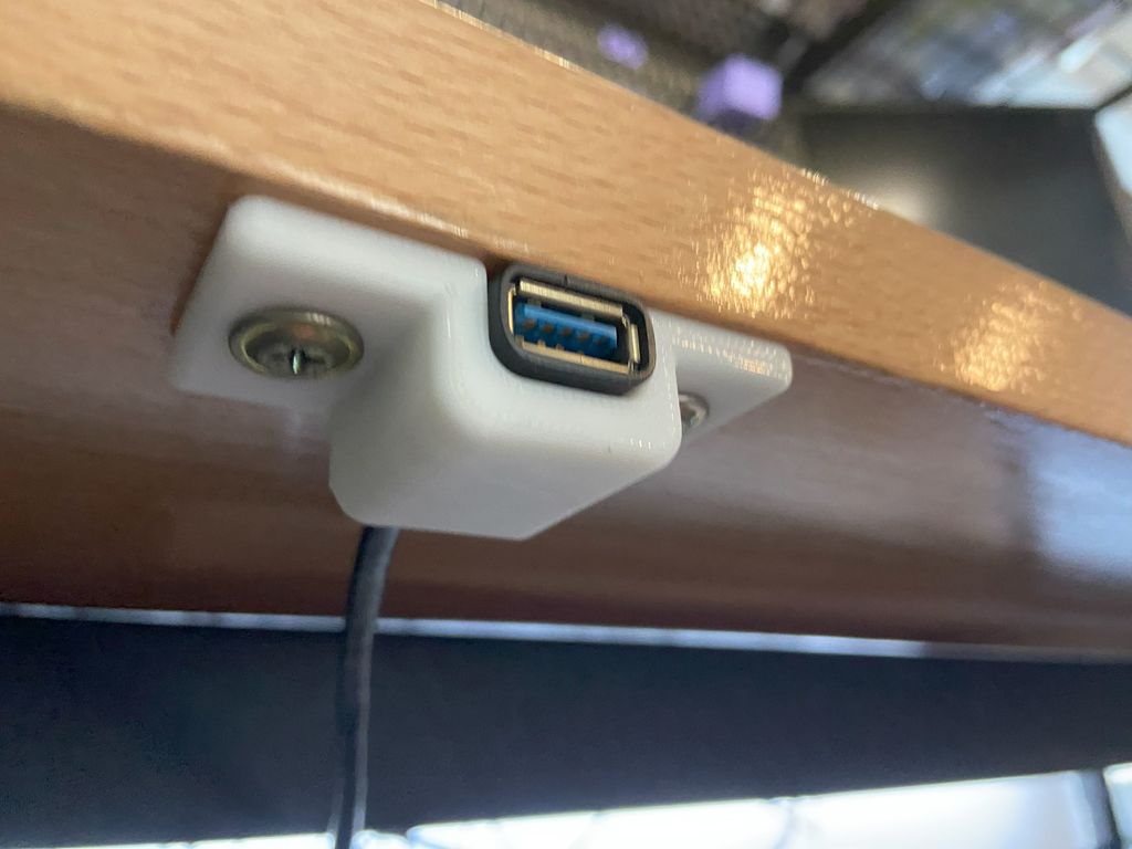 USB-poorthouder onder bureau voor kantooraccessoires