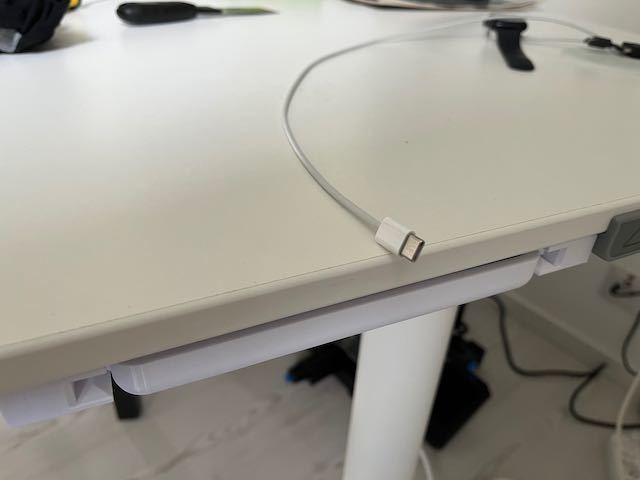 Dienblad voor Bekant bureau van IKEA voor USB-C adapters