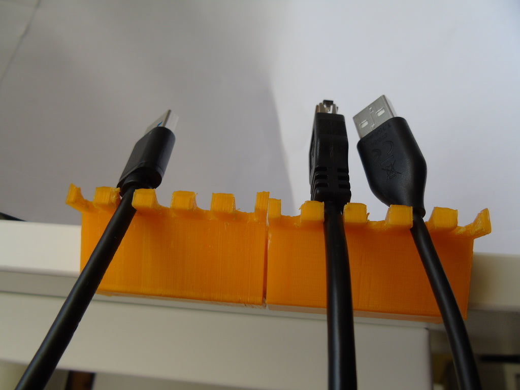 USB houder voor Bekant tafel van Ikea