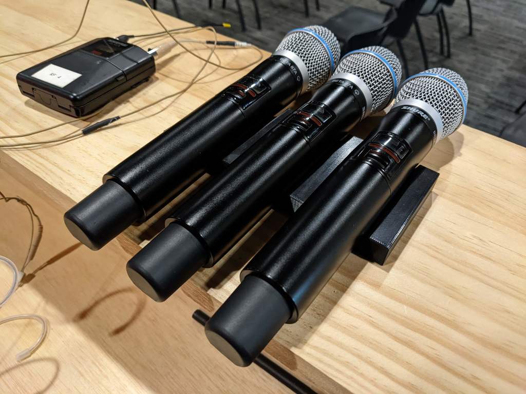 Draadloze microfoonhouder voor Church Sound-console met ruimte voor drie microfoons