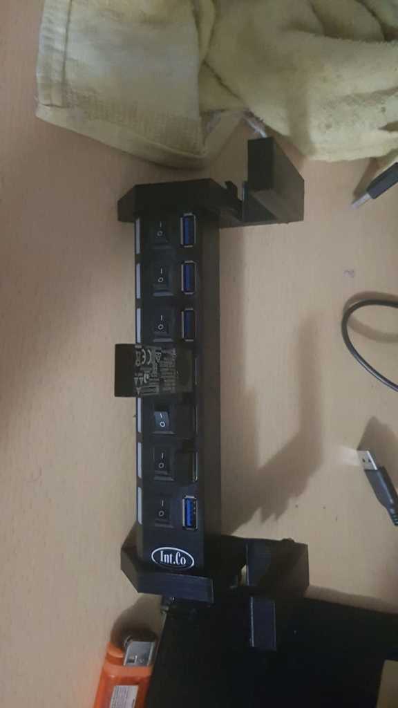 7-poorts USB-hubhouder met kabelbeheer en tafelmontage